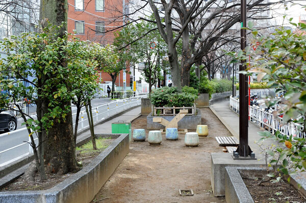 隣接する桜並木で有名な「立会川緑道」は、目黒碑文谷まで続きます。