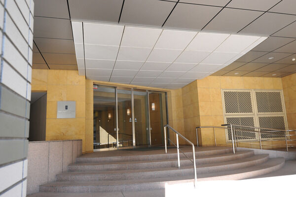 【ザ・パークタワー東京サウス】明るい色調のタイルがお迎えする上品なエントランス。