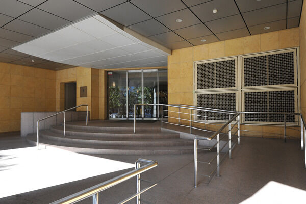 【ザ・パークタワー東京サウス】手すりのついた半円のアプローチ階段とスロープ。来客にも思いやりあふれる設計。