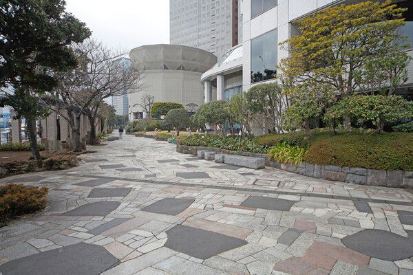 シーフォートスクエア敷地内は、御台場当時の石などを利用した石畳で構成。		