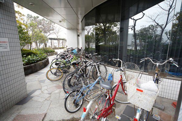 雨の日も濡れずに安心な屋根付きの駐輪場。		