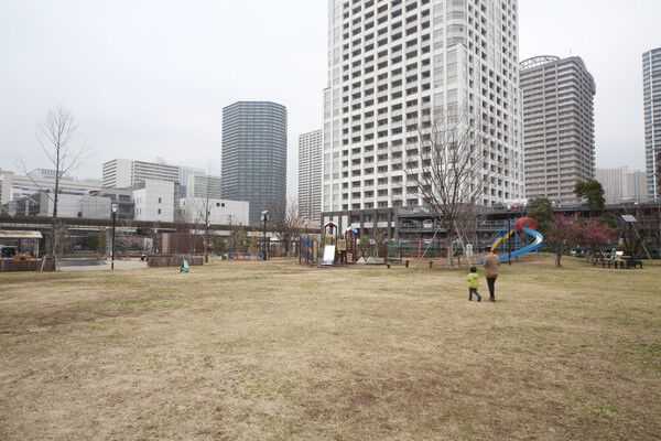 水辺の自然とふれ合う「港南緑水公園」まで約600m（徒歩8分）。		