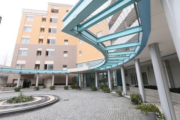 円形車寄せスペースでは泉から水が噴出しフォーマルな印象に。 円形車寄せスペースでは泉から水が噴出しフォーマルな印象に。