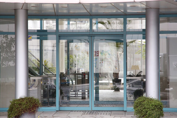 エントランスを抜けるとラグジュアリーで落ち着いたグラウンドラウンジに繋がります エントランスを抜けるとラグジュアリーで落ち着いたグラウンドラウンジに繋がります