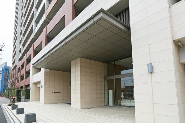 メインエントランスはガラス張りのファサードを持つ透明感ある空間です。		