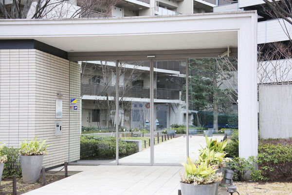 エントランス奥、ガラス越しにはプライベートガーデンが美しく広がります。		