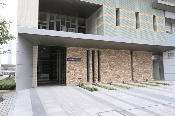 エントランスを一歩中に入れば開放感溢れる6m超えの吹き抜けエントランスホールが。