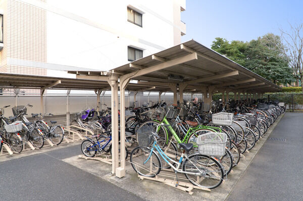 ファミリースクエア奥にある276台収容の駐輪場スペース。