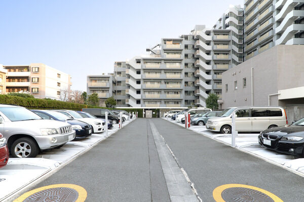 3段式駐車場90台分を敷地内に、歩車分離で安全面にも配慮。