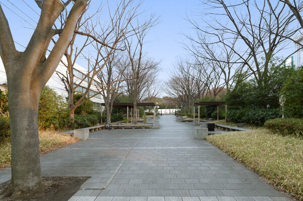 区立最大の公園「しながわ区民公園」は、約85m(徒歩2分）。