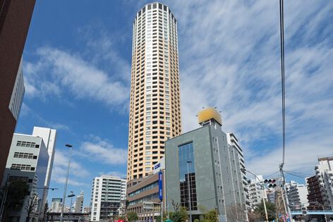 円柱形の独創的なフォルムが、界隈でもひと際目を引きます。		