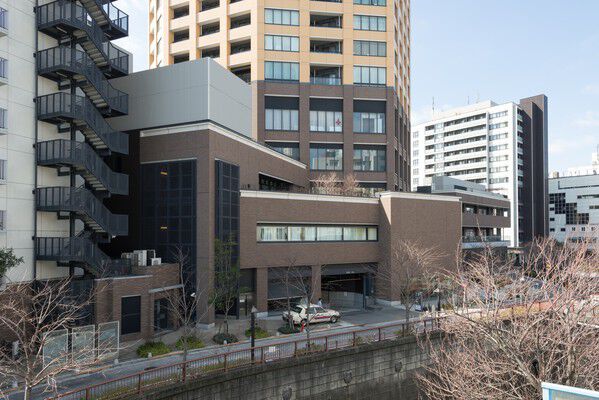 自然と、近代的な構造美が調和した外観。		