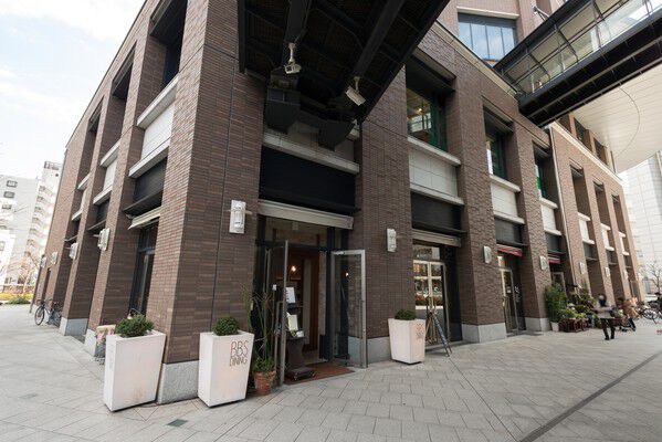 マンション前の道路は広々として見通しがよいので、お子様やご高齢の方にも安心。		