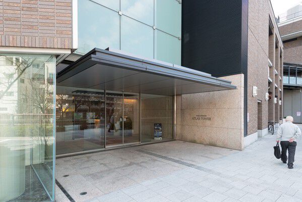 自動ドアの両側にもガラスを用いた、開放的なエントランス。		