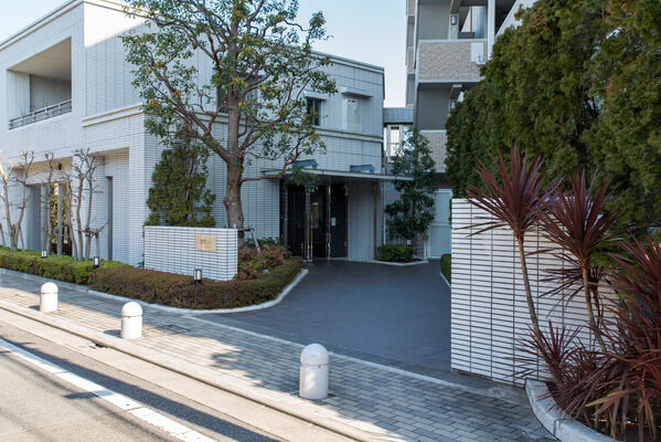 通りから少し奥まったところにエントランスを設けることで、プライバシー性を強調。 通りから少し奥まったところにエントランスを設けることで、プライバシー性を強調。