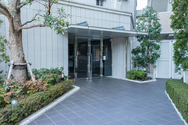 外壁とエントランスには、オリジナルで焼き上げたタイルを使用。 外壁とエントランスには、オリジナルで焼き上げたタイルを使用。