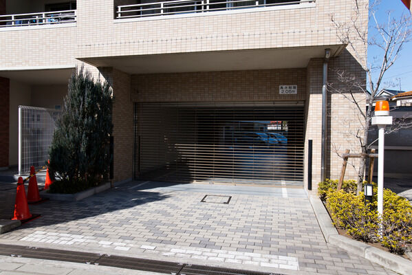 平面式2台、機械式27台収容の駐車場を設置。 平面式2台、機械式27台収容の駐車場を設置。