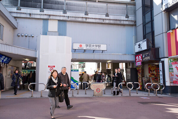 東急東横線「学芸大学前」駅は、徒歩5分。 東急東横線「学芸大学前」駅は、徒歩5分。