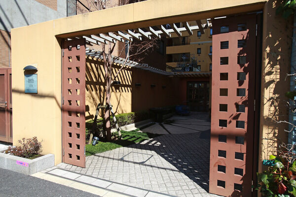 水盤、植栽、石の床などを備えた癒しのパティオが出迎える。		