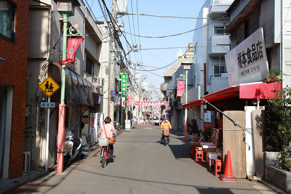 日常の買い物の便利な「目黒不動商店街」は、約700m（徒歩9分）。		