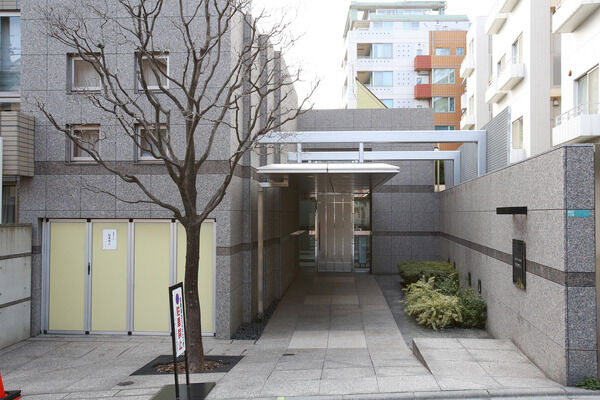 奥行きのあるアプローチが、邸宅としての静謐感を高めます。