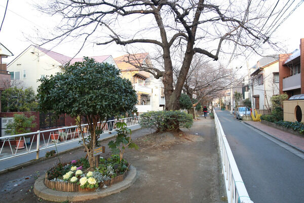 「呑川本流緑道」は、約400m（徒歩5分）。