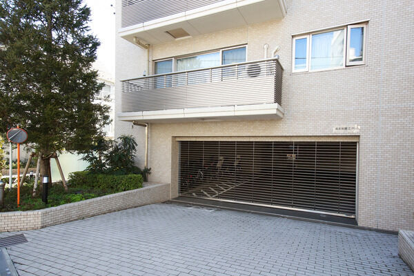 シャッター付きの駐車場は42台収容可能。		