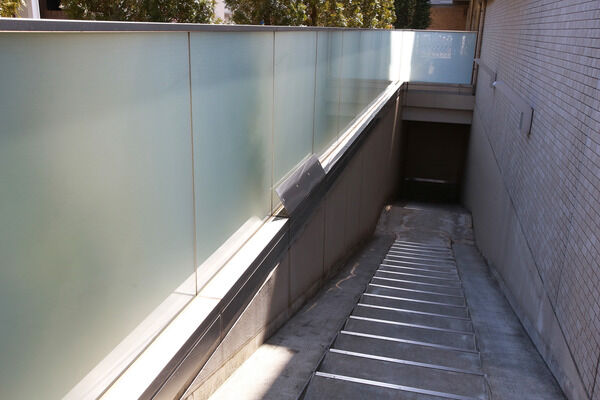 長いスロープが地下へつながる、125台収容の駐輪場への入口。		