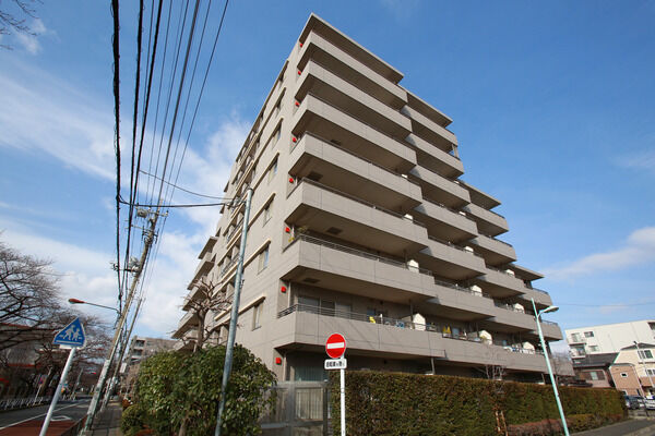 【パークハイム目黒碑文谷】南西方向から望む。西側・南側ともに道路に面しています。		
