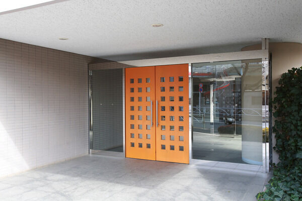 エントランスの木調の扉は温かみを感じさせます。		