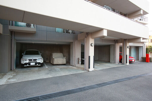 住戸の北側に位置する屋内平面式駐車場には6台収容可能。