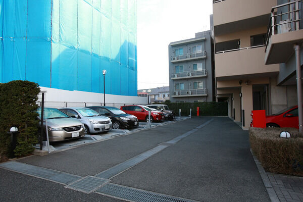 屋外には平面式駐車場（1台収容）、機械式駐車場（24台収容）を設置。