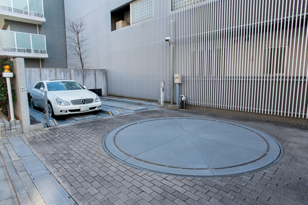 ターンテーブル方式を採用した13台収容の駐車場。