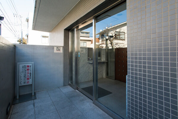 エントランスには虹彩システムを採用し、スピーディーに解錠できます。