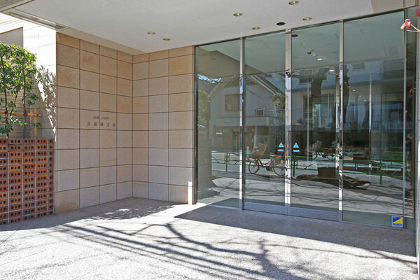 天然石を用い、外観にアクセントをつけたエントランス。		