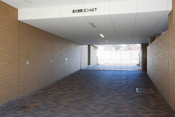 リモコン式ゲートシャッターを備えた駐車場は、23台収容。