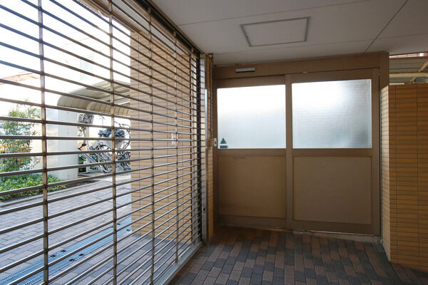 扉の置くに設置された45台収容の自転車置き場。