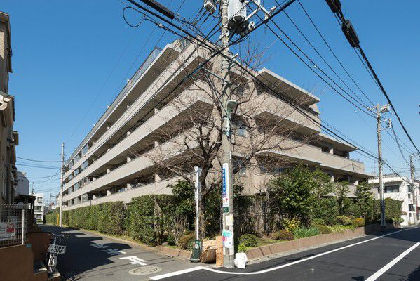【学芸大学南パークホームズ】他の建物に隣接しない、東西に長い四方道路の敷地に建ち、のびやかな開放感を演出。		