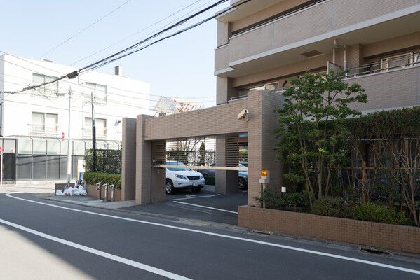 敷地内に約70％分の駐車場と、屋内自転車駐車場は戸数の150％分をご用意。		