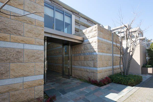 天井高を活かした2層吹き抜けのエントランスホール。		