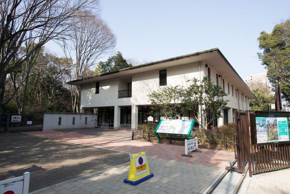 森林緑地「国立科学博物館所属自然教育園」へ約1,400m(徒歩18分)。		 森林緑地「国立科学博物館所属自然教育園」へ約1,400m(徒歩18分)。