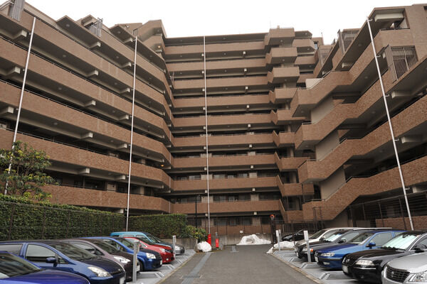 敷地内には、歩車分離の78台収容の駐車場を設置。