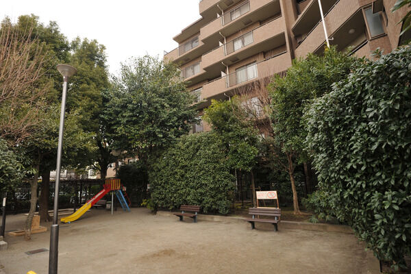 子どもたちの遊び場、憩いや地域交流の場としてプレイロットを設置。