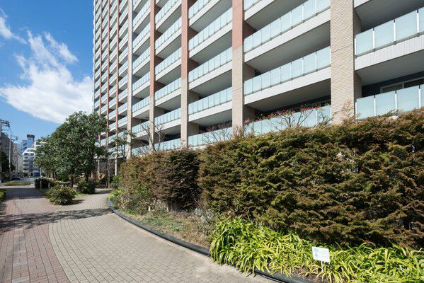 住棟を囲むように遊歩道が整備され、オープンスペースを確保。		