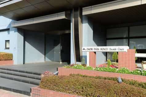 一歩足を踏み入れると、風格のある開放的なエントランスが広がります。