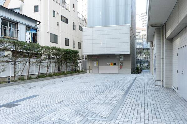 60台分(ハイルーフ車対応20台)収容のタワー立体式駐車場を敷地内に設置。 60台分(ハイルーフ車対応20台)収容のタワー立体式駐車場を敷地内に設置。