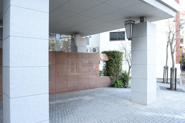 重厚な柱で構成されたボルチコがエントランスの美しさを追求。 重厚な柱で構成されたボルチコがエントランスの美しさを追求。