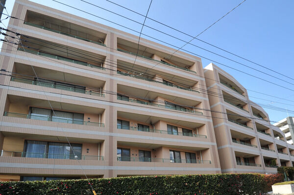 【パークホームズ上池台ヒルトップレジデンス】ベージュ系をベースにブラウンとオフホワイトを縦横に色分けして上品な個性を表現。		