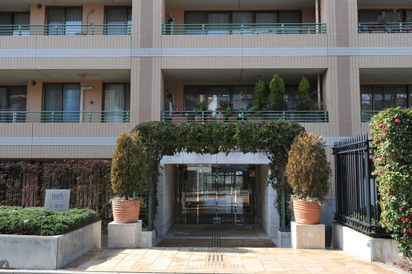 エントランスはパリのアーチをモチーフに南仏の軽やかさをデザイン。		