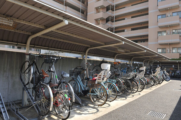 敷地の北側に82台分の屋根付き自転車置場を用意。		